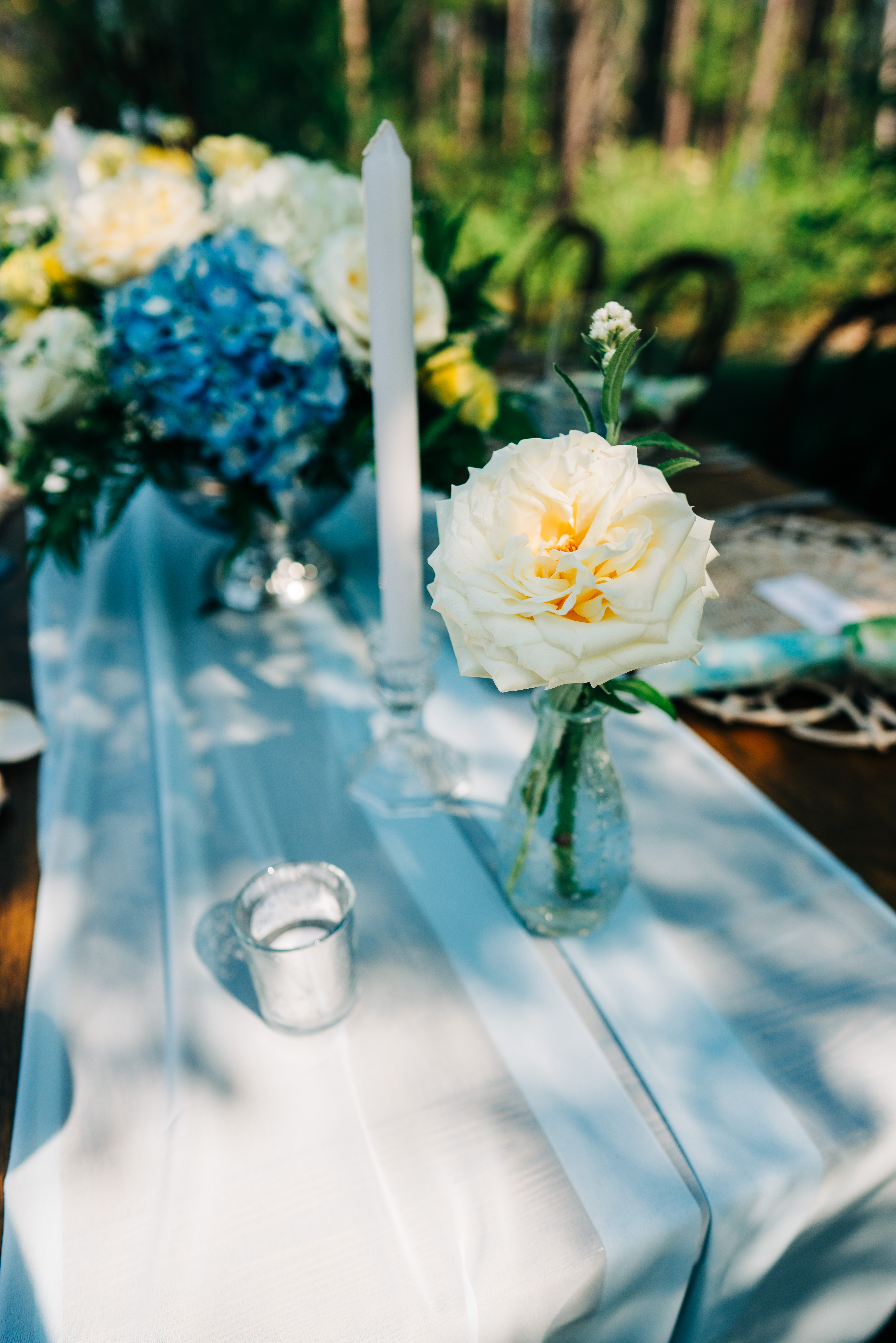 Light blue table runner as simple wedding decor
